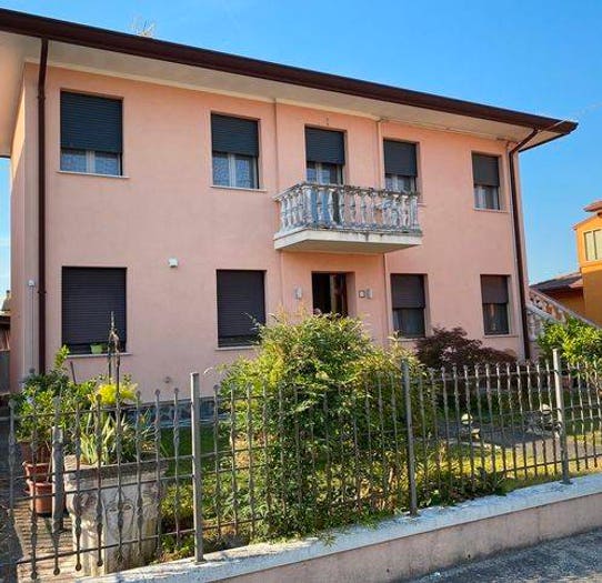Casa con 6 locali in vendita in Via Dante Alighieri, Bottrighe, Adria