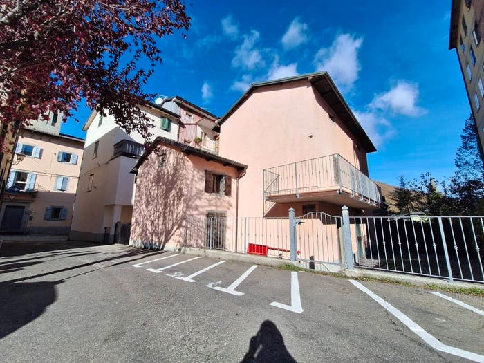 Casa quadrilocale in vendita in Piazza Vittorio Veneto, Centro, Pievepelago