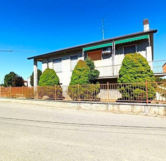 Casa con 6 locali in vendita in Frassineto Po