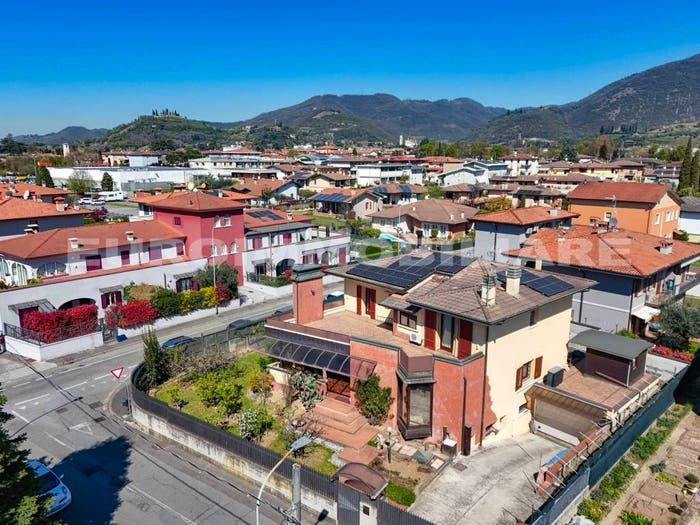 Casa con 6 locali in vendita in Via Venezia, Piazza, Gussago
