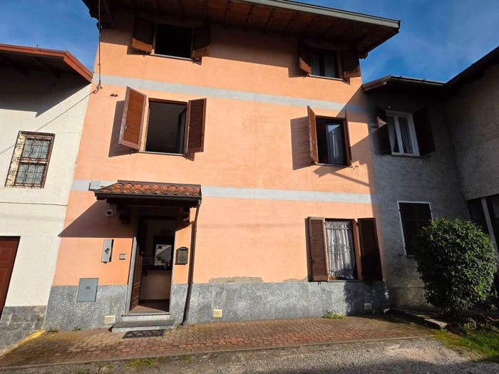 Casa con 6 locali in vendita in Via Monte Rosa, Dormelletto