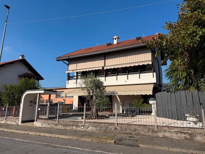 Casa quadrilocale in vendita in Via Salvatore Quasimodo, Centro, Carate Brianza