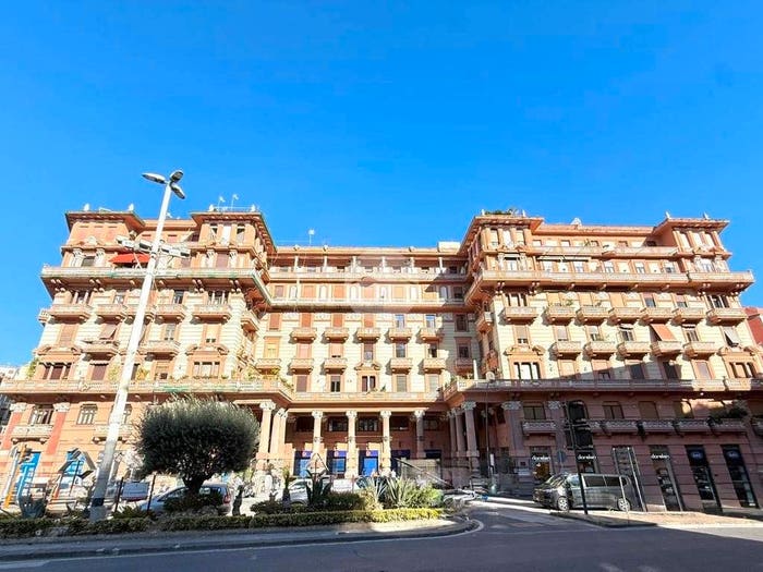 Appartamento con 6 locali in vendita in Piazza Piedigrotta, Mergellina Piedigrotta, Napoli