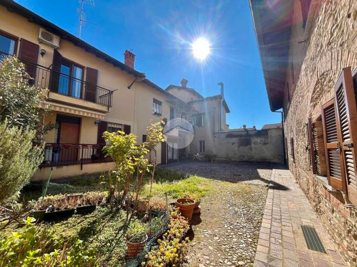 Casa trilocale in vendita in Via S Simpliciano, Centro, Carate Brianza