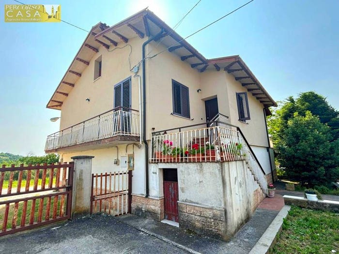 Casa trilocale in vendita in Via Margherita Paduli, Centro, Tossicia