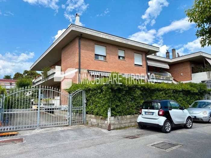 Appartamento con 5 locali in vendita in Viale Roma, Marina di Massa Centro, Massa