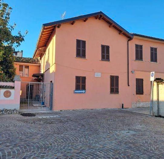 Casa con 5 locali in vendita in Piazza Della Chiesa, Centro, Arena Po