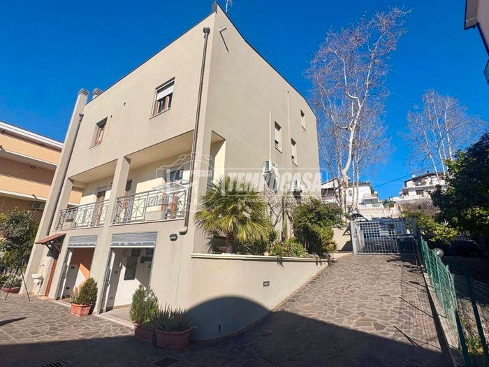 Casa con 6 locali in vendita in Via del Santuario, Colli Innamorati Madonna, Pescara