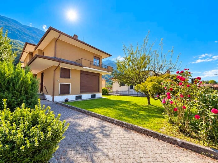 Casa con 6 locali in vendita in Via Roma, Rogolo