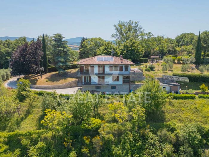 Casa con 6 locali in vendita in Chiusi