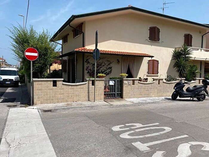 Casa con 6 locali in vendita in Darsena Ex Campo di Aviazione, Viareggio
