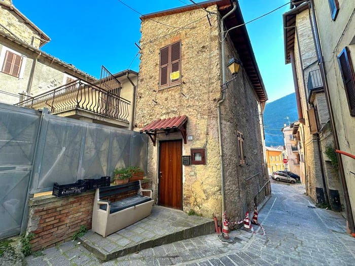 Appartamento trilocale in vendita in Via Tra le Case, Centro, Arrone