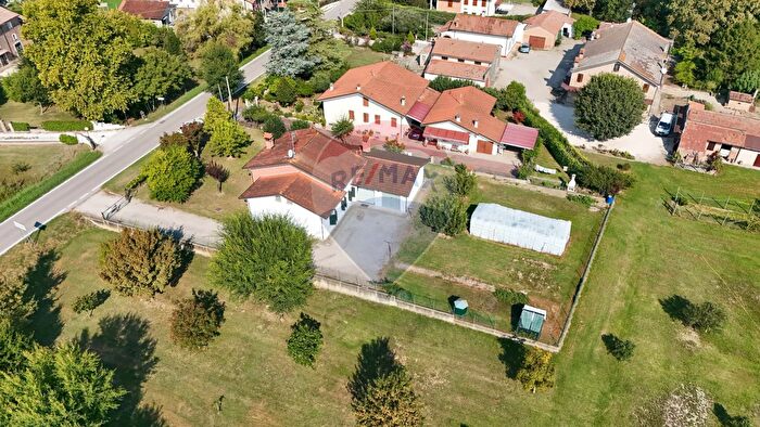 Casa con 9 locali in vendita in Via Massafiscaglia, Ferrara