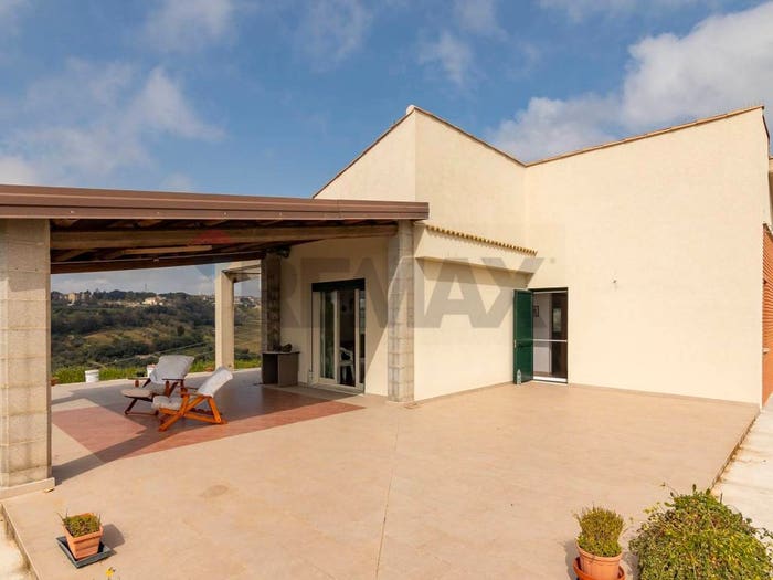 Casa quadrilocale in vendita in Via Rosario Pitrelli, Centro, Caltagirone
