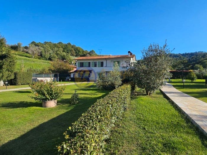 Casa con 6 locali in vendita in Camaiore Paese, Camaiore