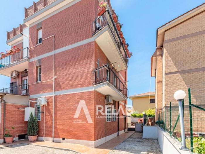 Appartamento trilocale in vendita in Via Giuseppe Lombardo Radice, Casal Palocco, Roma