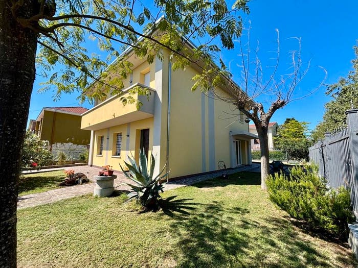 Casa con 6 locali in vendita in Via Giuseppe Garibaldi, Centro, Moglia