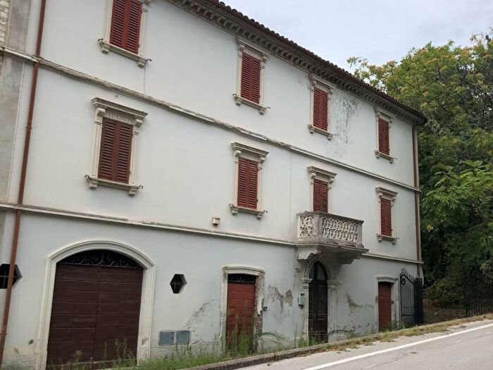 Casa con 6 locali in vendita in Urbino