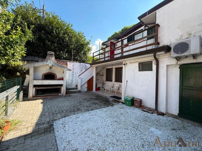 Casa quadrilocale in vendita in Via Felice Cavallotti, Centro, Massa
