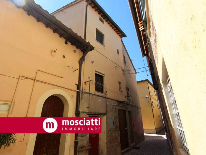 Casa con 5 locali in vendita in Vicolo Crocera Sant'Agostino, Centro, Matelica