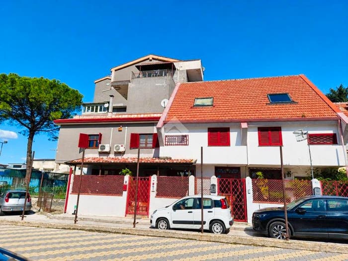 Casa con 5 locali in vendita in Via Ugo Foscolo, Castello di Cisterna