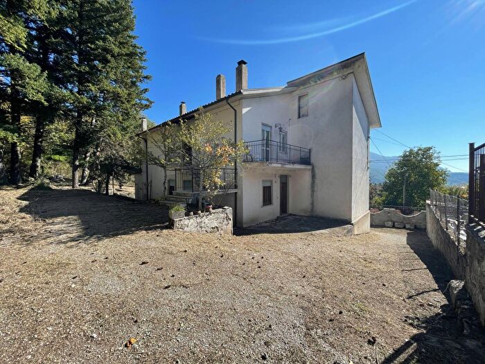 Casa con 10 locali in vendita in Via Santa Lucia, Fiamignano
