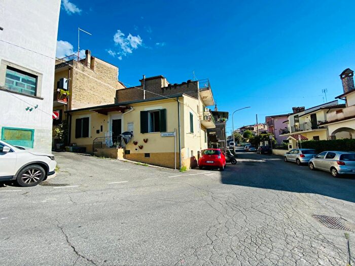 Appartamento trilocale in vendita in Via Ulpio Titiano, Fara In Sabina