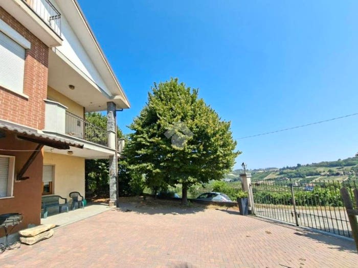 Casa con 5 locali in vendita in Strada S Martino, Castiglione Tinella