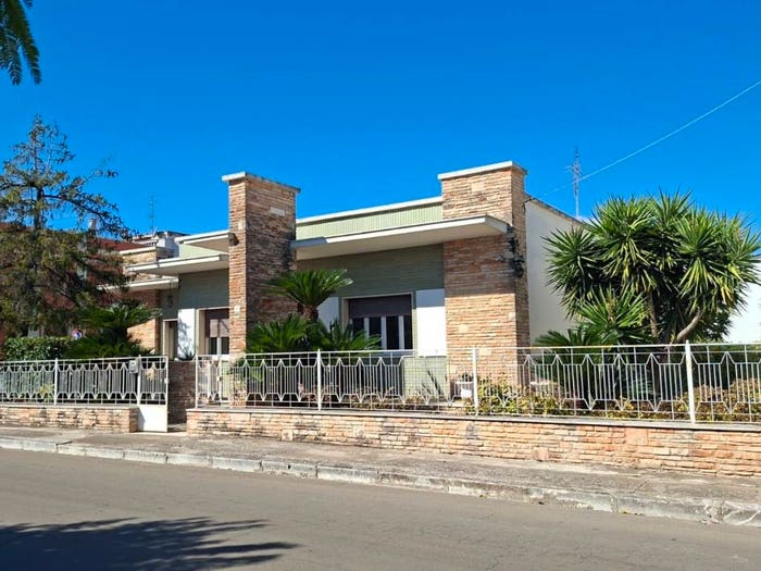Casa con 6 locali in vendita in Via Roma, Collepasso