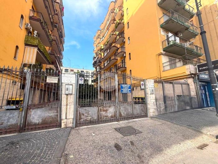 Appartamento trilocale in vendita in Via della Stadera, Zona Industriale Marina, Napoli