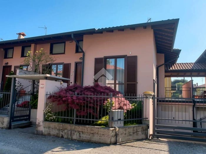 Casa trilocale in vendita in Via Silvio Pellico, Centro, Lonate Pozzolo