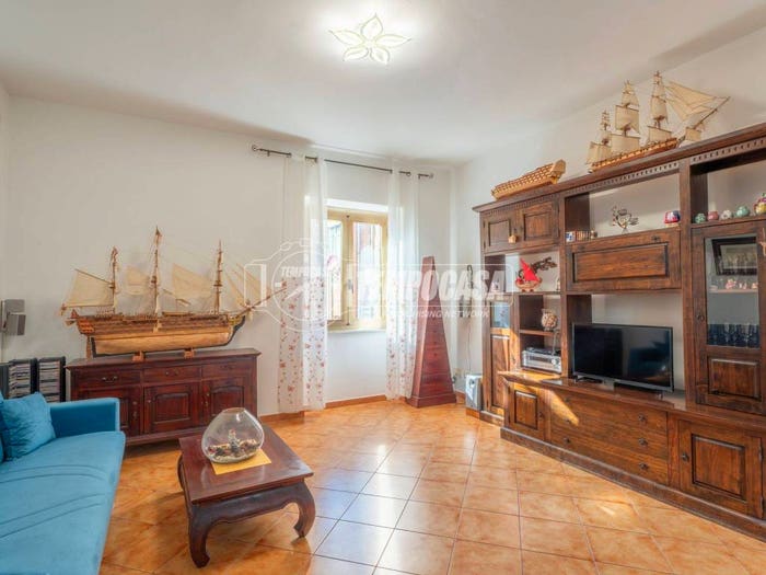 Appartamento trilocale in vendita in Via Massimo D'Azeglio, Centro, Piombino