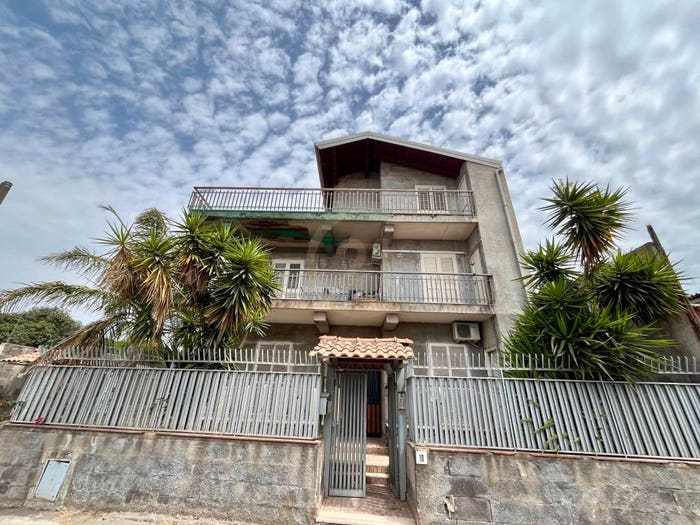 Casa con 6 locali in vendita in Via Caduti di Cefalonia, Centro, Misterbianco