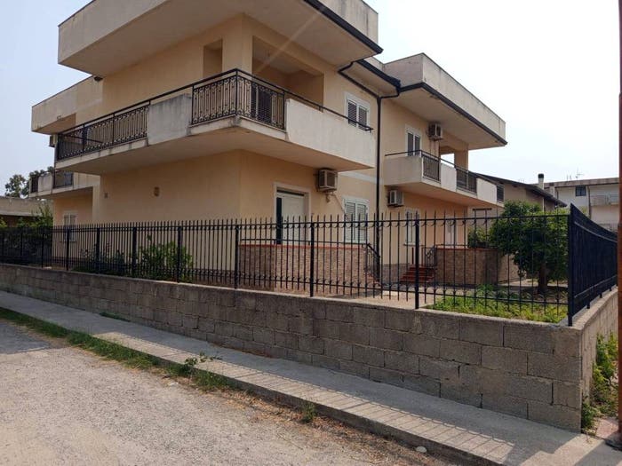Appartamento con 6 locali in vendita in Via Foggia, Locri
