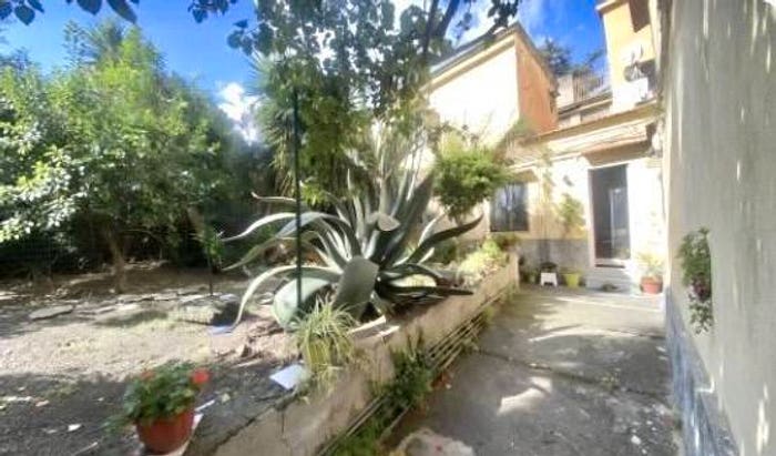 Appartamento trilocale in vendita in Salita Ospedale Suor Orsola, Chiaia, Napoli