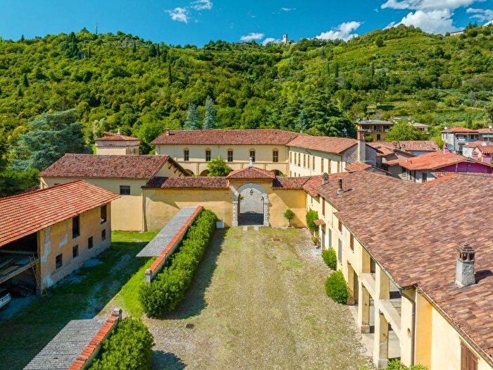 Casa con 6 locali in vendita in Vicolo della Cinta, Centro, Cellatica