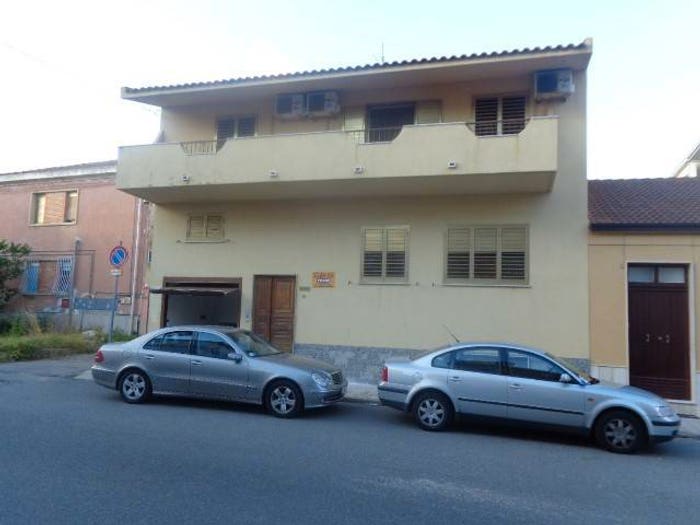 Casa con 6 locali in vendita in Via Tripoli, Locri