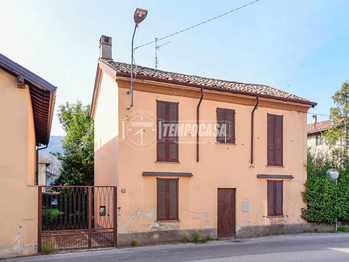 Casa con 6 locali in vendita in Via Cesare Cantu', Centro, Erba