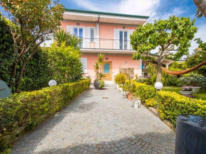 Casa con 6 locali in vendita in Via Lydia Cottone, Zona Ospedaliera, Napoli