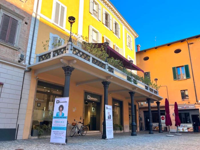 Casa con 6 locali in vendita in Piazza Caduti per la Libertà, Centro Storico, Imola