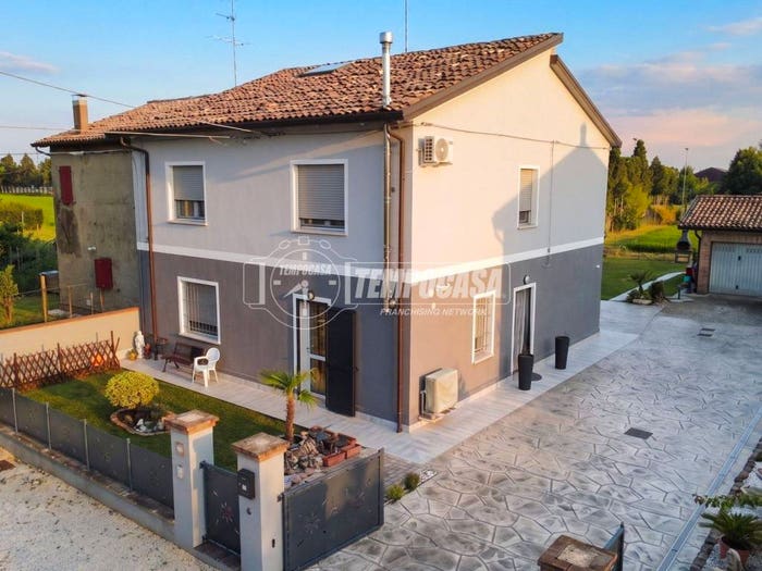 Casa quadrilocale in vendita in Via Guaraldi Casumaro, Frazioni Nord, Cento
