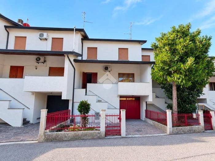 Casa quadrilocale in vendita in Via Costituzione, Centro, Cadelbosco di Sopra