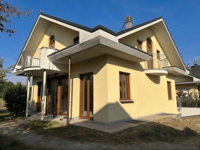 Casa con 5 locali in vendita in Via Cinque Martiri, Centro, Ferno