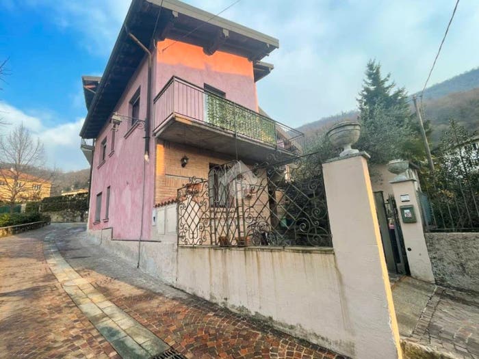 Casa trilocale in vendita in Via Marianna Monti, Porto Ceresio