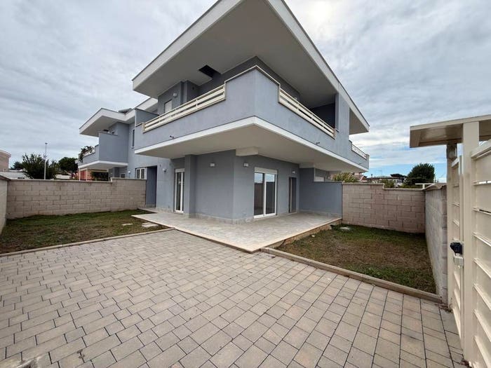 Casa quadrilocale in vendita in Via Fratelli Bandiera, Zona Domitilla, Ladispoli