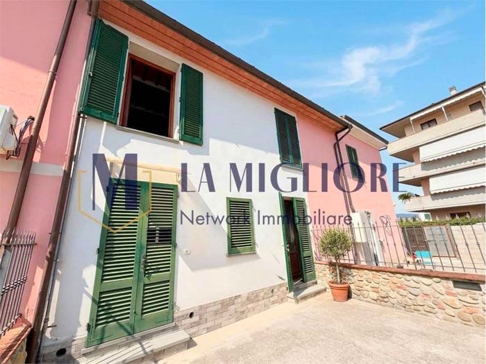 Casa con 6 locali in vendita in via Galcigliana, Agliana