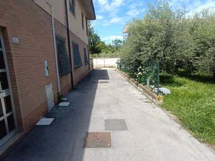 Casa con 6 locali in vendita in Via Fiora, Tiburtina, Pescara