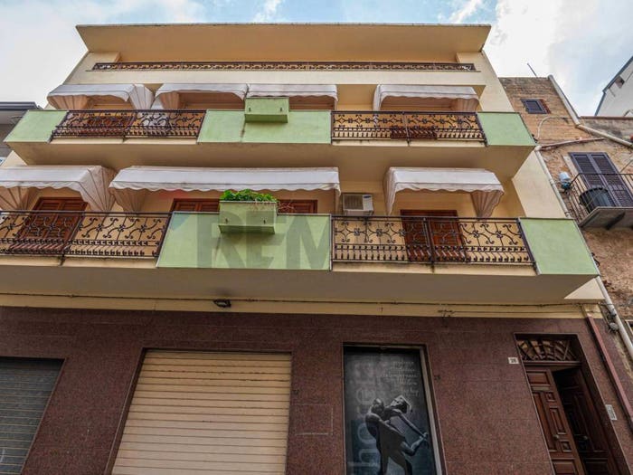 Casa con 6 locali in vendita in Via Giuseppe Garibaldi, Mirabella Imbaccari