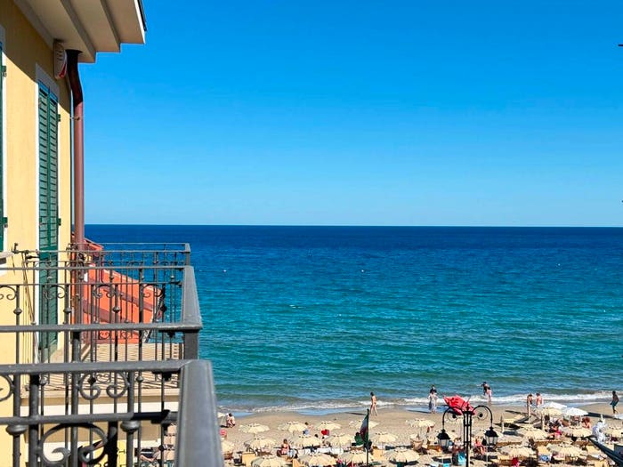 Appartamento trilocale in vendita in Piazza Andrea Doria, Borgo Coscia, Alassio