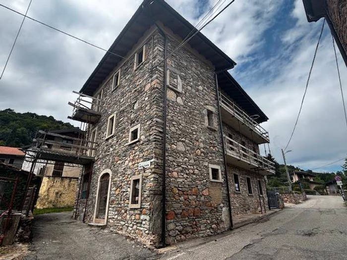 Casa in vendita in Via Roma, Centro, Cuasso al Monte
